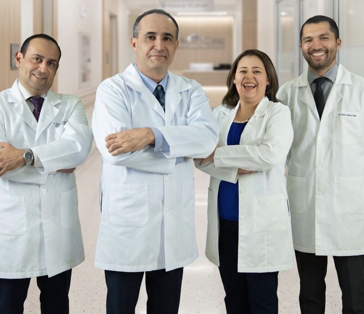 Cuatro especialistas de Estudios Oftalmológicos en el pasillo de la clínica